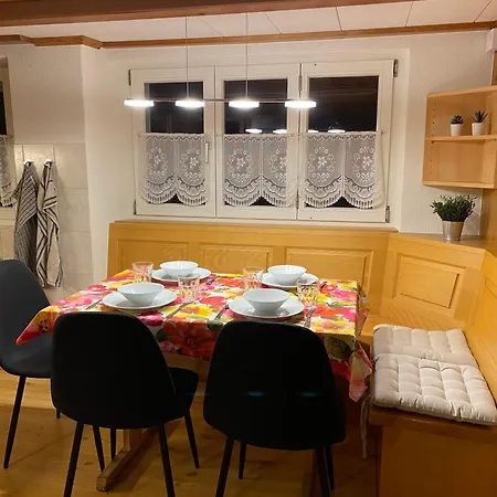 Gemuetliche Mit Traditionellem Trittofen *